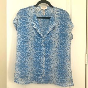 Laundry by Shelli Segal blue snakeskin short sleeve top